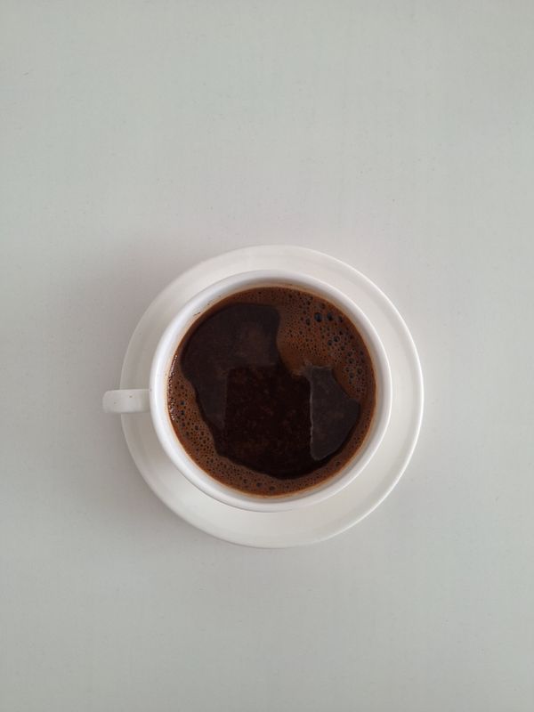 黒いコーヒーを上から見たところ