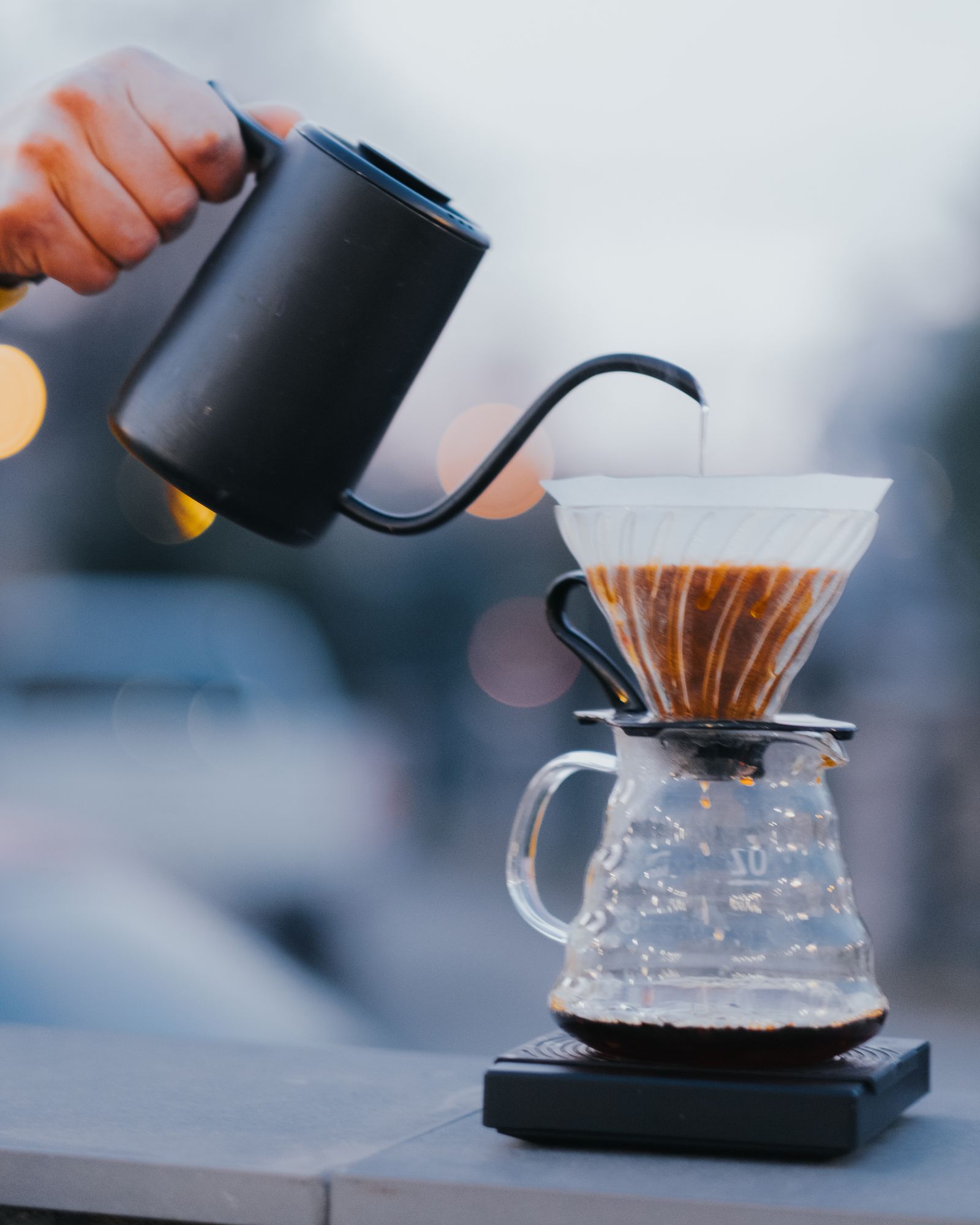 ハンドドリップでコーヒーを淹れる様子