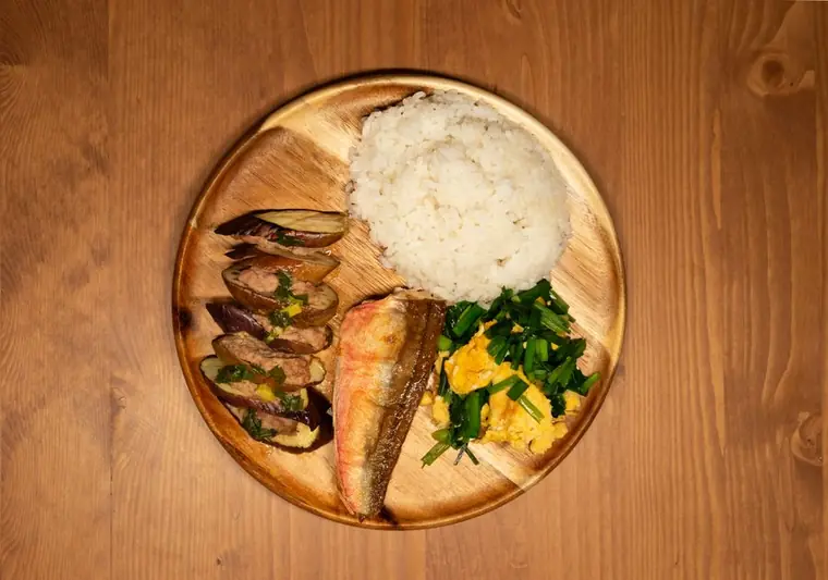 木の皿に盛った焼き魚とごはん