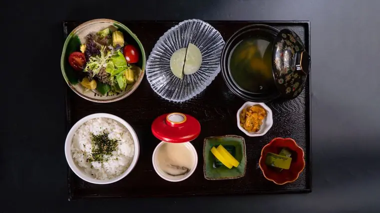 お盆にのった定食