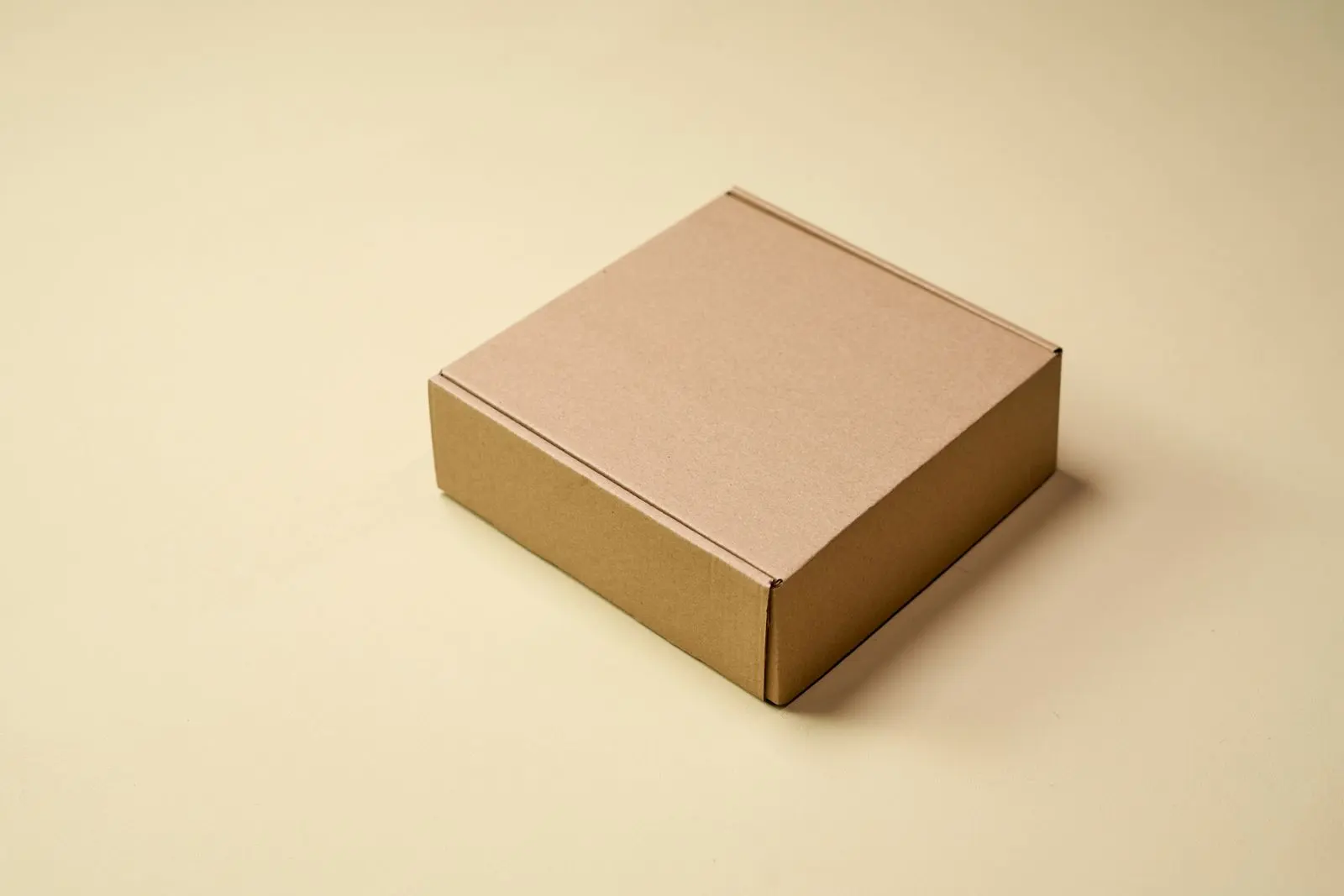 クリーム色の上に置いた発送用の箱