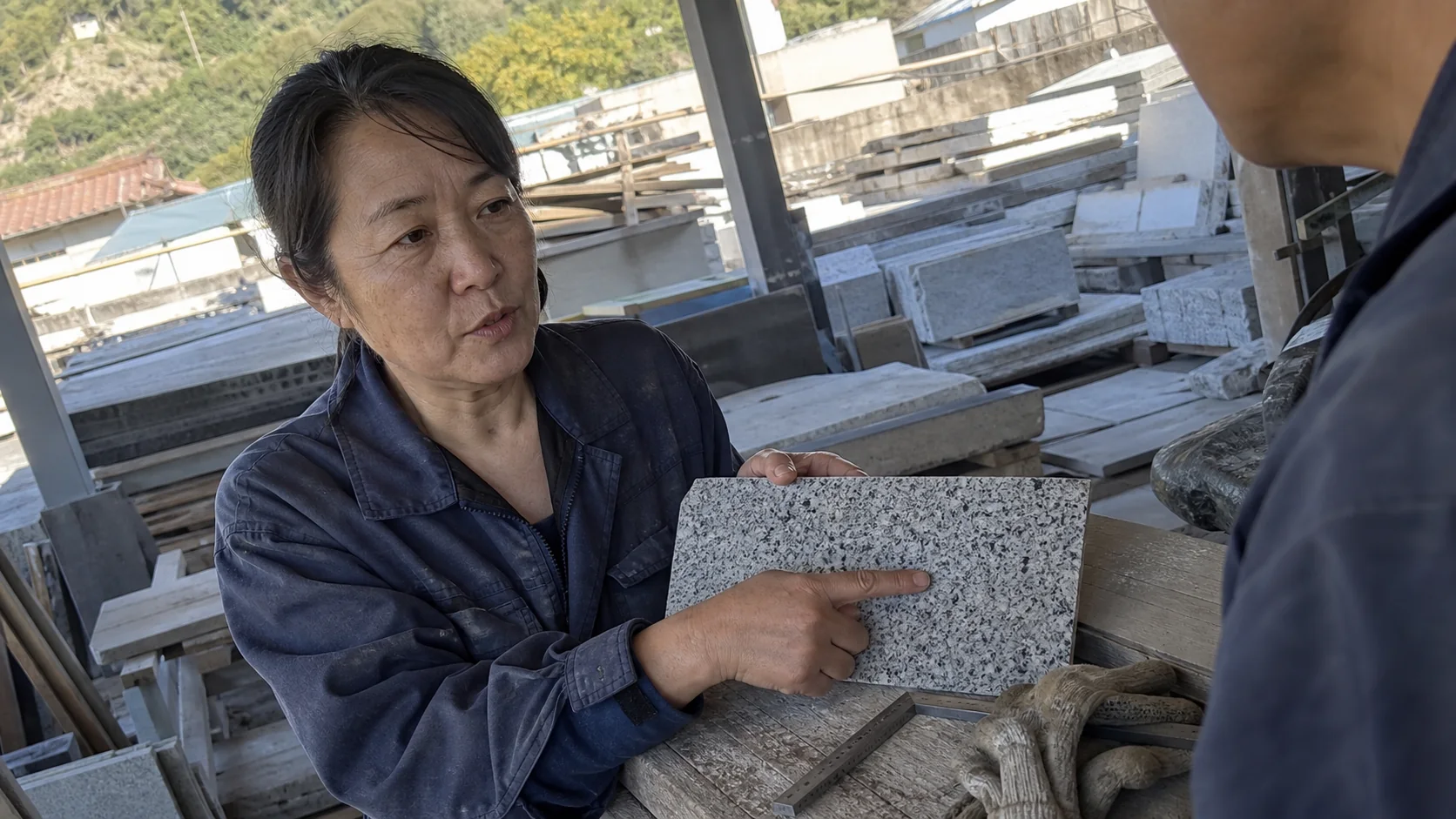 石材見本を手に相談する石職人のイメージ