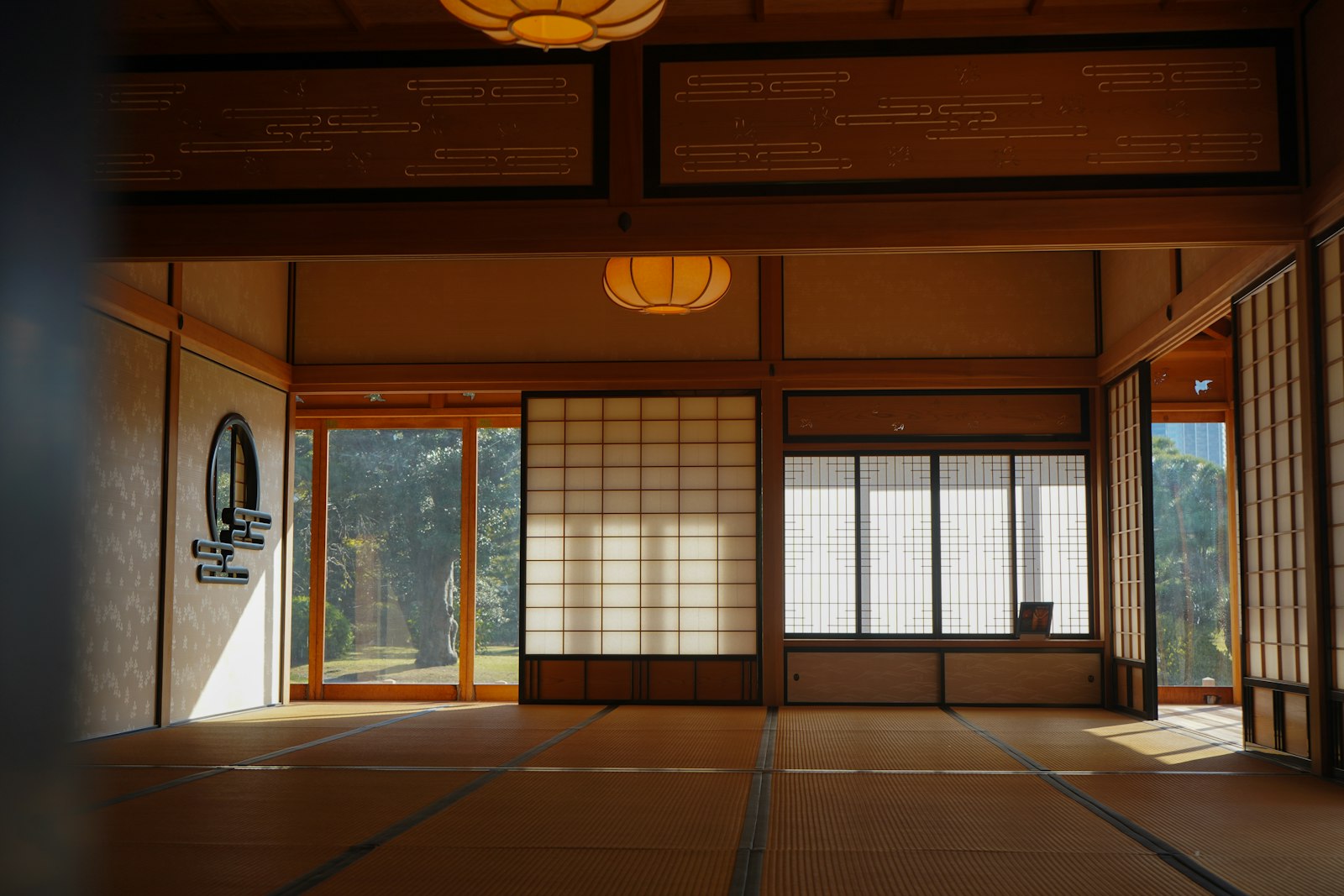障子から光の入る畳の広間